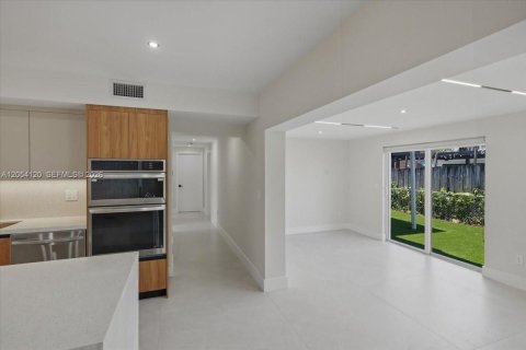 Villa ou maison à vendre à Miami, Floride: 5 chambres, 190.36 m2 № 2186386 - photo 23