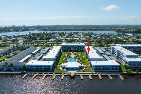 Купить кондоминиум в Нью-Смирна-Бич, Флорида 6 комнат, 89м2, № 1904694 - фото 1