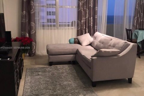 Снять в аренду кондоминиум в Халландейл-Бич, Флорида 54.07м2, № 2072462 - фото 3