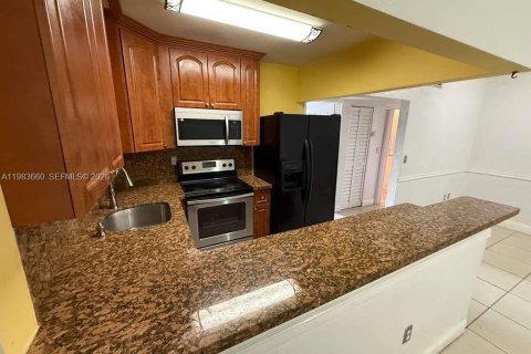 Снять в аренду кондоминиум в Опа-Локка, Флорида 3 спальни, 95.13м2, № 2049440 - фото 3
