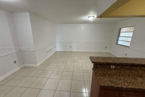 Снять в аренду кондоминиум в Опа-Локка, Флорида 3 спальни, 95.13м2, № 2049440 - фото 5