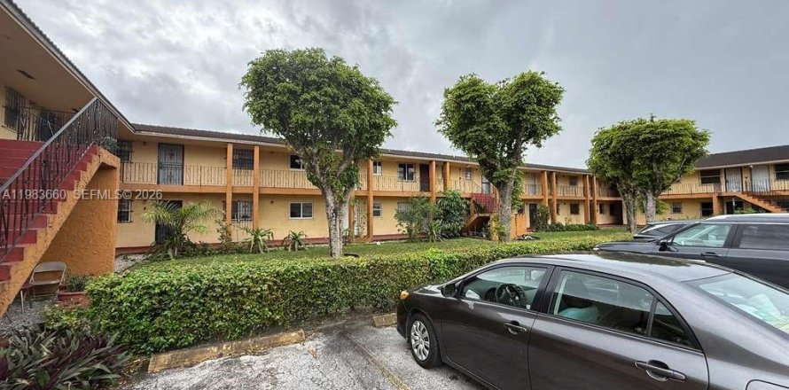 Кондоминиум с 3 спальнями в Опа-Локка, Флорида № 2049440