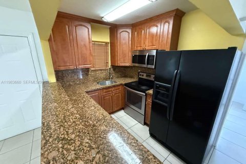 Снять в аренду кондоминиум в Опа-Локка, Флорида 3 спальни, 95.13м2, № 2049440 - фото 4
