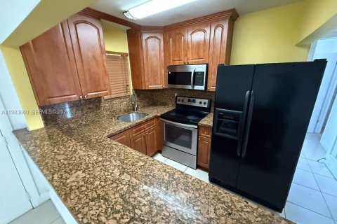 Снять в аренду кондоминиум в Опа-Локка, Флорида 3 спальни, 95.13м2, № 2049440 - фото 2