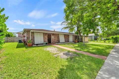 House in Cutler Bay, Florida 3 bedrooms, 123.65 sq.m. № 2087863 - photo 2