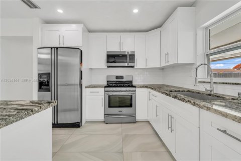 House in Cutler Bay, Florida 3 bedrooms, 123.65 sq.m. № 2087863 - photo 9