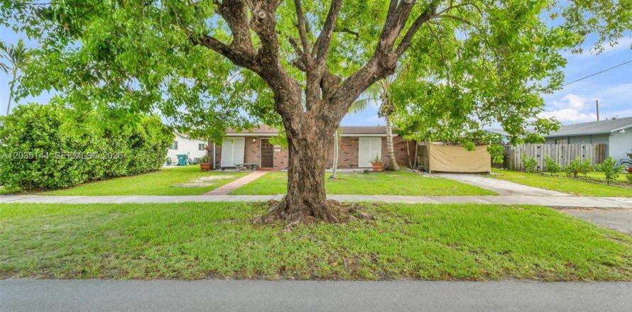 House in Cutler Bay, Florida 3 bedrooms, 123.65 sq.m. № 2087863
