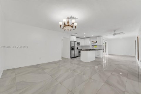 House in Cutler Bay, Florida 3 bedrooms, 123.65 sq.m. № 2087863 - photo 6