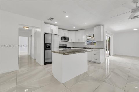House in Cutler Bay, Florida 3 bedrooms, 123.65 sq.m. № 2087863 - photo 8