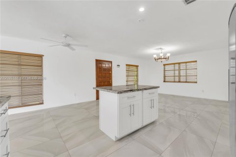 House in Cutler Bay, Florida 3 bedrooms, 123.65 sq.m. № 2087863 - photo 12