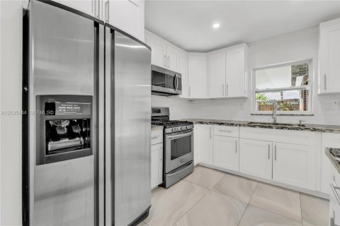 House in Cutler Bay, Florida 3 bedrooms, 123.65 sq.m. № 2087863 - photo 11