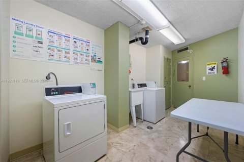 Copropriété à vendre à Hallandale Beach, Floride: 1 chambre, 89.93 m2 № 2090704 - photo 17