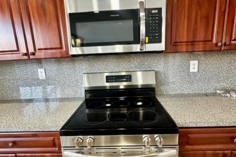 Снять в аренду таунхаус в Майами, Флорида 3 спальни, 158.31м2, № 2004883 - фото 15