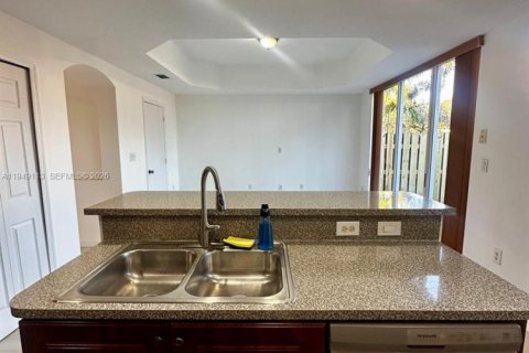 Снять в аренду таунхаус в Майами, Флорида 3 спальни, 158.31м2, № 2004883 - фото 16
