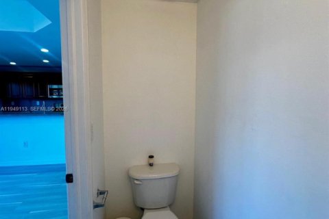 Снять в аренду таунхаус в Майами, Флорида 3 спальни, 158.31м2, № 2004883 - фото 9