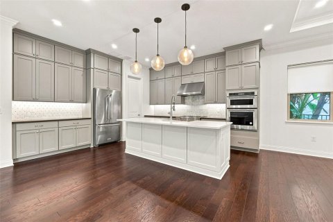 House in Orlando, Florida 4 bedrooms, 313.55 sq.m. № 2201934 - photo 9