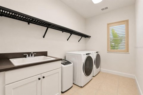 House in Orlando, Florida 4 bedrooms, 313.55 sq.m. № 2201934 - photo 23
