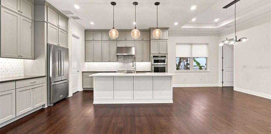 House in Orlando, Florida 4 bedrooms, 313.55 sq.m. № 2201934