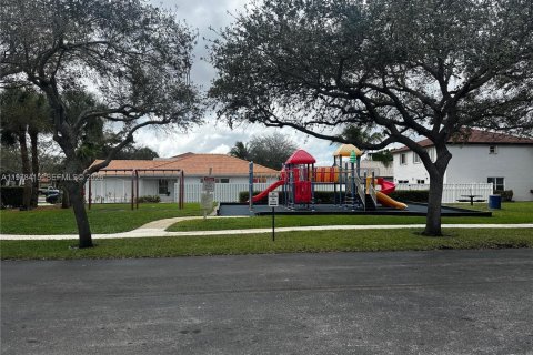 House in Miramar, Florida 3 bedrooms, 153.29 sq.m. № 2046756 - photo 2