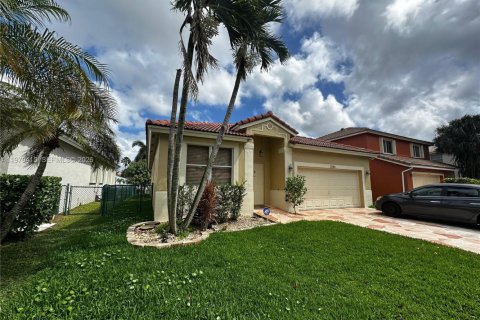 House in Miramar, Florida 3 bedrooms, 153.29 sq.m. № 2046756 - photo 3