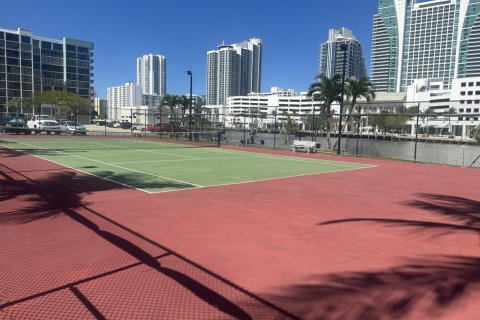 Condo in Hallandale Beach, Florida, 2 bedrooms  № 1209284 - photo 1