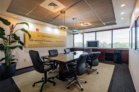 Commercial property in Miami, Florida № 1698227 - photo 12