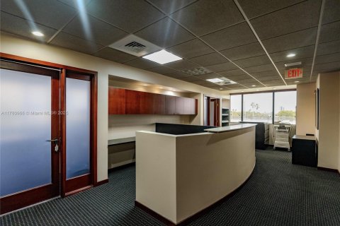 Commercial property in Miami, Florida № 1698227 - photo 10