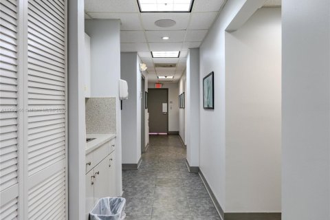 Commercial property in Miami, Florida № 1698227 - photo 3