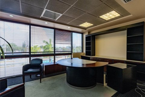 Commercial property in Miami, Florida № 1698227 - photo 11