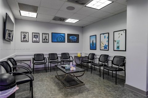 Commercial property in Miami, Florida № 1698227 - photo 4