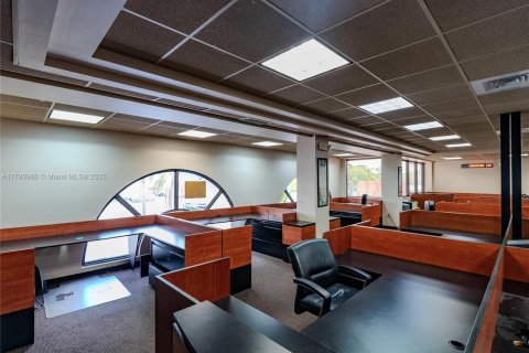 Commercial property in Miami, Florida № 1698227 - photo 7