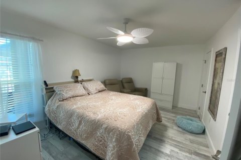 Condo in Madeira Beach, Florida, 2 bedrooms № 2230234 - photo 30