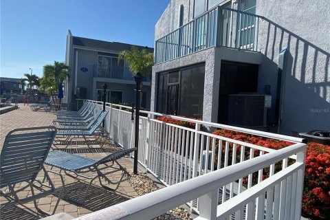 Condo in Madeira Beach, Florida, 2 bedrooms № 2230234 - photo 7