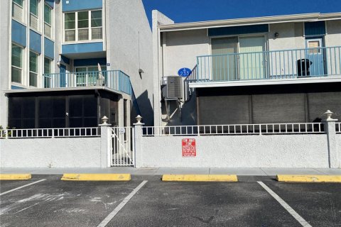 Condo in Madeira Beach, Florida, 2 bedrooms № 2230234 - photo 12