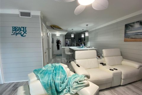 Condo in Madeira Beach, Florida, 2 bedrooms № 2230234 - photo 22