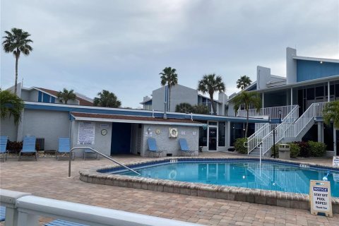 Condo in Madeira Beach, Florida, 2 bedrooms № 2230234 - photo 10