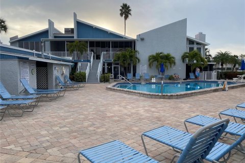 Condo in Madeira Beach, Florida, 2 bedrooms № 2230234 - photo 8