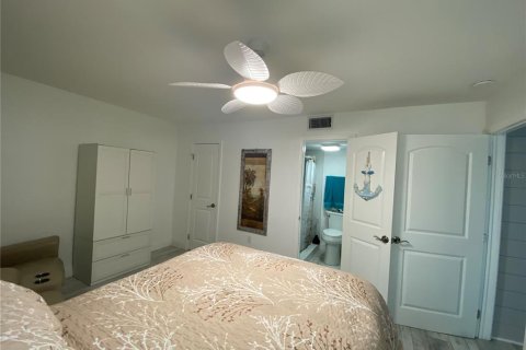 Condo in Madeira Beach, Florida, 2 bedrooms № 2230234 - photo 29