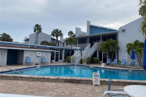 Condo in Madeira Beach, Florida, 2 bedrooms № 2230234 - photo 9