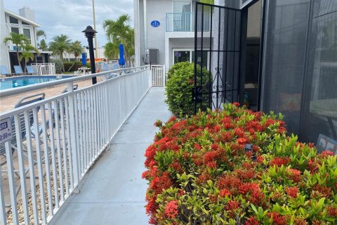 Condo in Madeira Beach, Florida, 2 bedrooms № 2230234 - photo 19