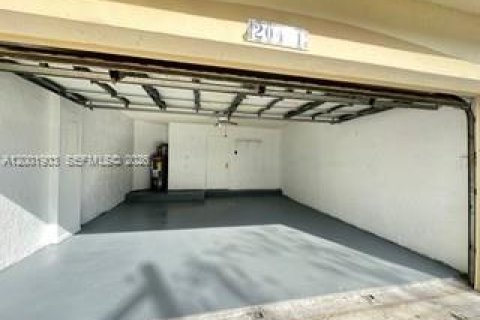 House in Pembroke Pines, Florida 5 bedrooms, 236.9 sq.m. № 2065998 - photo 16