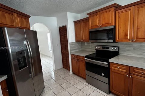 House in Pembroke Pines, Florida 5 bedrooms, 236.9 sq.m. № 2065998 - photo 6