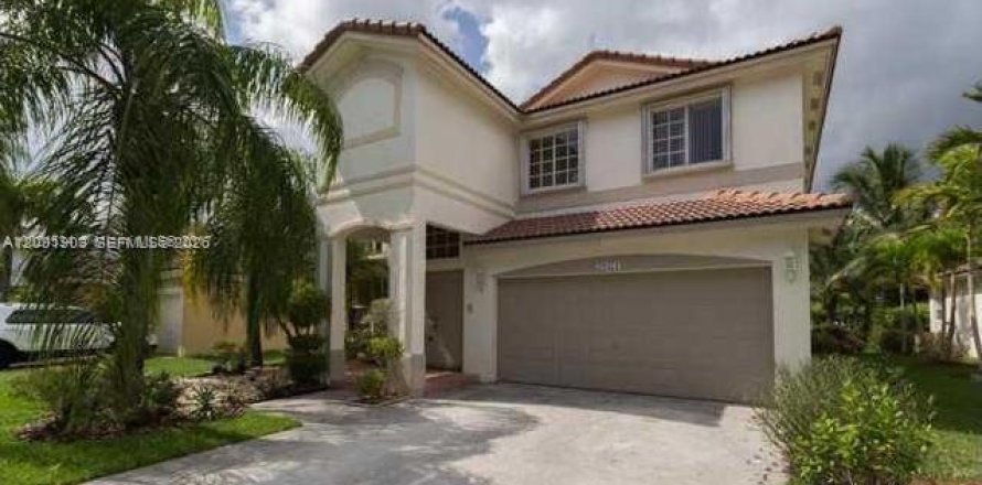 House in Pembroke Pines, Florida 5 bedrooms, 236.9 sq.m. № 2065998