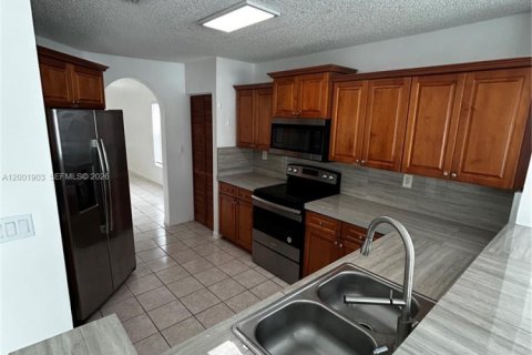 House in Pembroke Pines, Florida 5 bedrooms, 236.9 sq.m. № 2065998 - photo 5