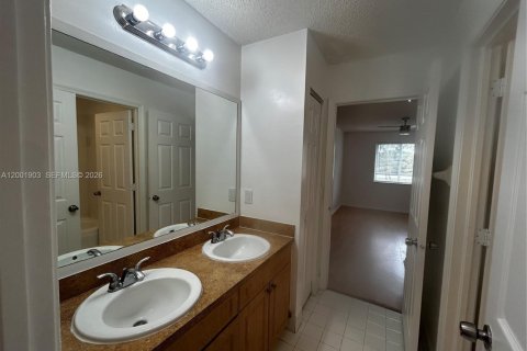 House in Pembroke Pines, Florida 5 bedrooms, 236.9 sq.m. № 2065998 - photo 12