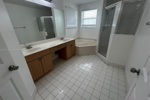 House in Pembroke Pines, Florida 5 bedrooms, 236.9 sq.m. № 2065998 - photo 14