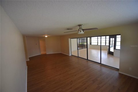 Casa en venta en New Port Richey, Florida, 3 dormitorios, 170.94 m2 № 1909575 - foto 12