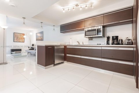 Condominio en venta en Miami Beach, Florida, 61.32 m2 № 2421209 - foto 4