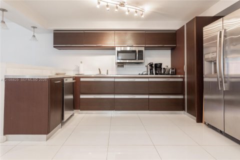 Estudio en el Condominio en Miami Beach, Florida  № 2421209