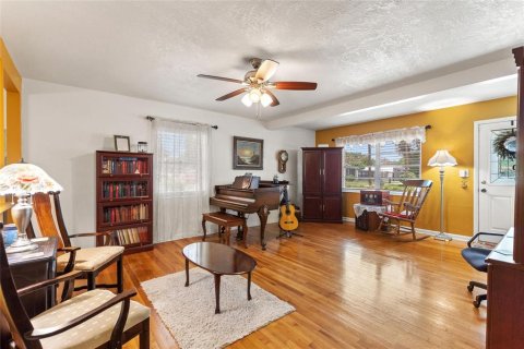 House in Winter Haven, Florida 3 bedrooms, 166.11 sq.m. № 2227390 - photo 5